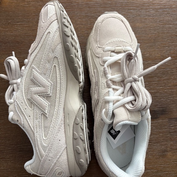 New Balance 204L “Timberwolf” – BNIB - Picture 3 of 8